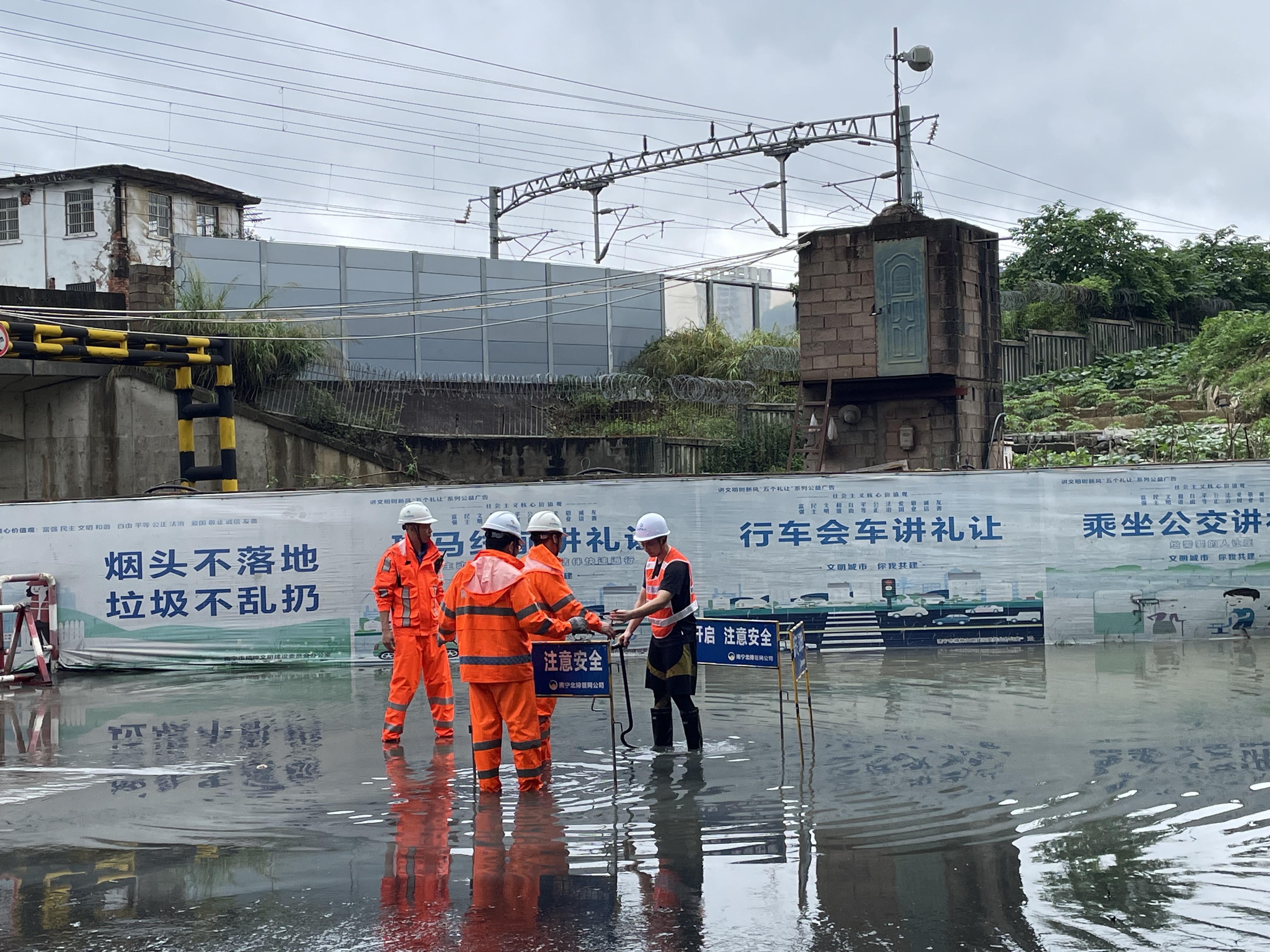 積極應對強降雨，市排水公司連夜出擊排水搶險