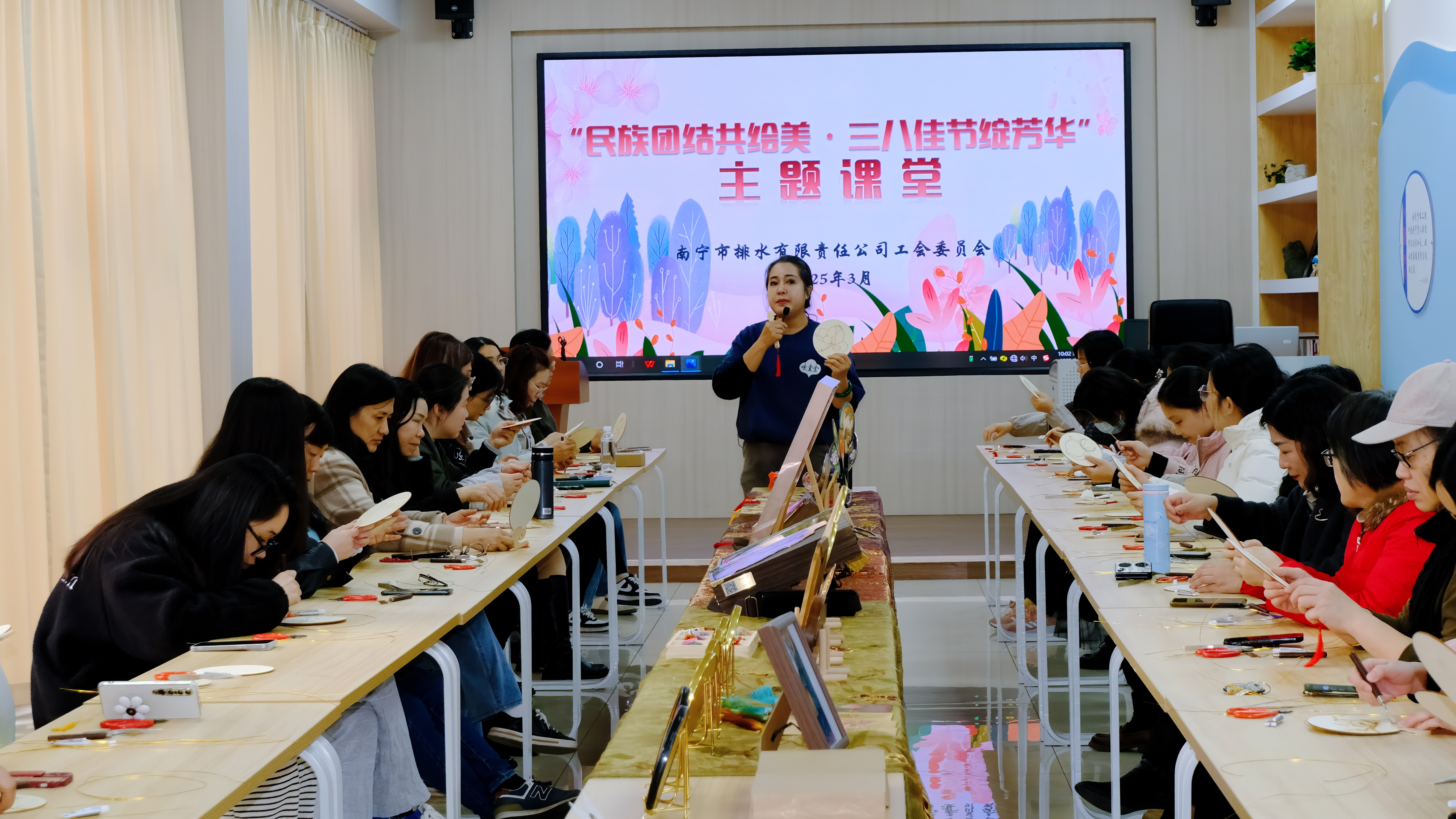 市排水公司工會(huì)舉辦“民族團(tuán)結(jié)共繪美，三八佳節(jié)綻芳華”主題課堂